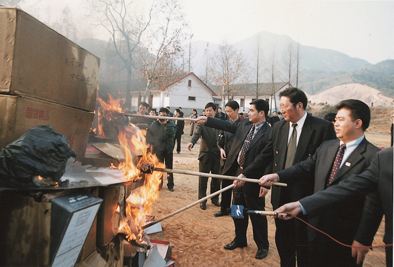 1999年12月15日，人生就是博尊龙集团董事长王振滔在杭州火烧假冒温州鞋，洗雪温州多年耻辱。_副本.jpg